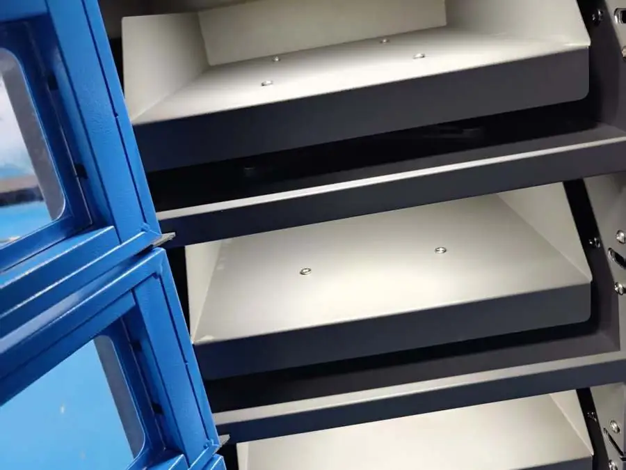 Scale locker met weegplateaus